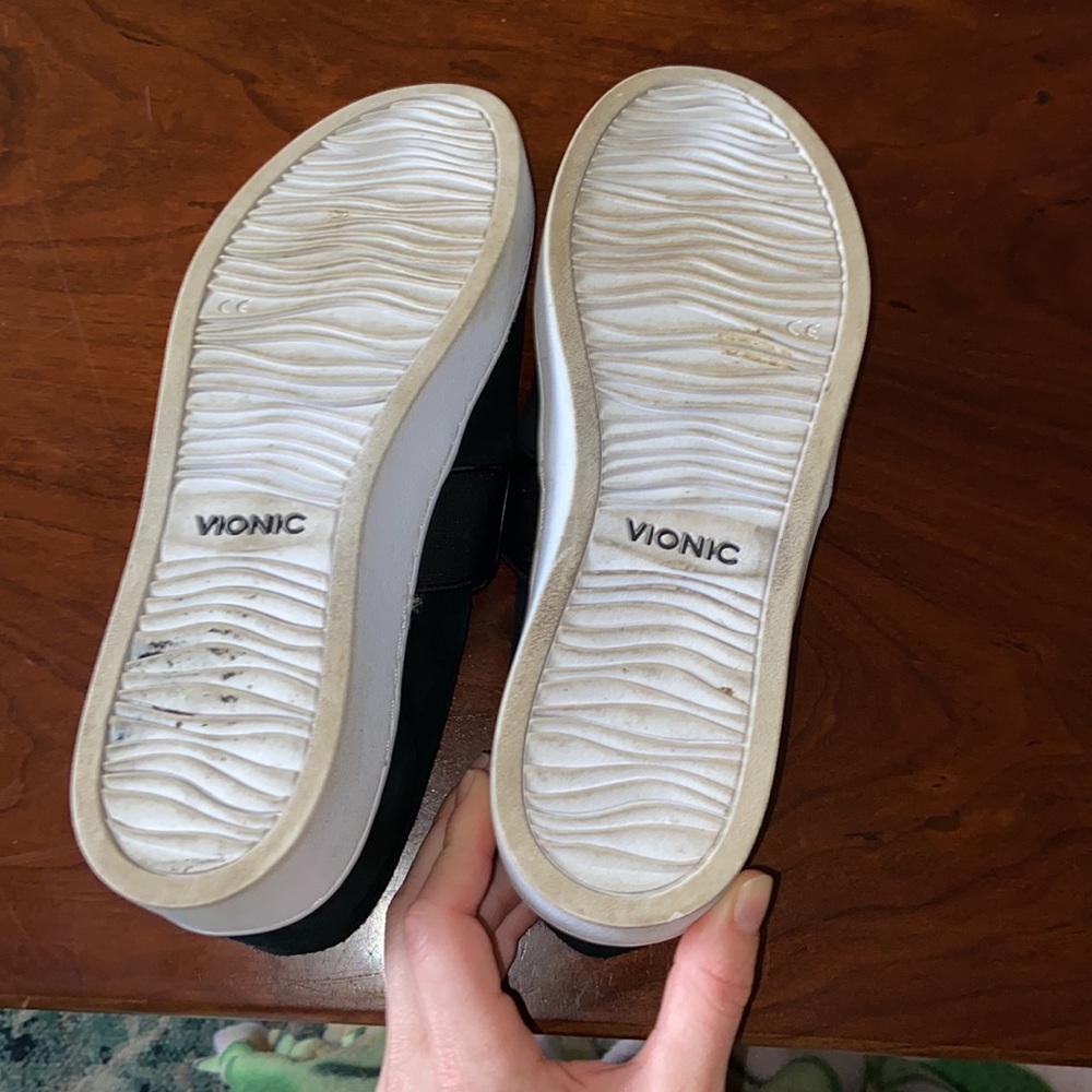 Vionic Kanu slip on black shoes - Picture 6 of 9